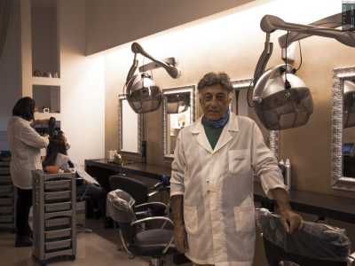 �Avevo solo 11 anni quando iniziai a fare il barbiere�, racconta il proprietario 74enne Giuseppe Renna, che continua a gestire il salone in prima persona assieme alla 39enne figlia Valentina